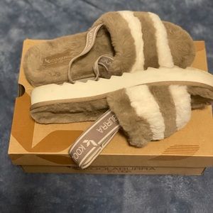 comfy fluffy sandals